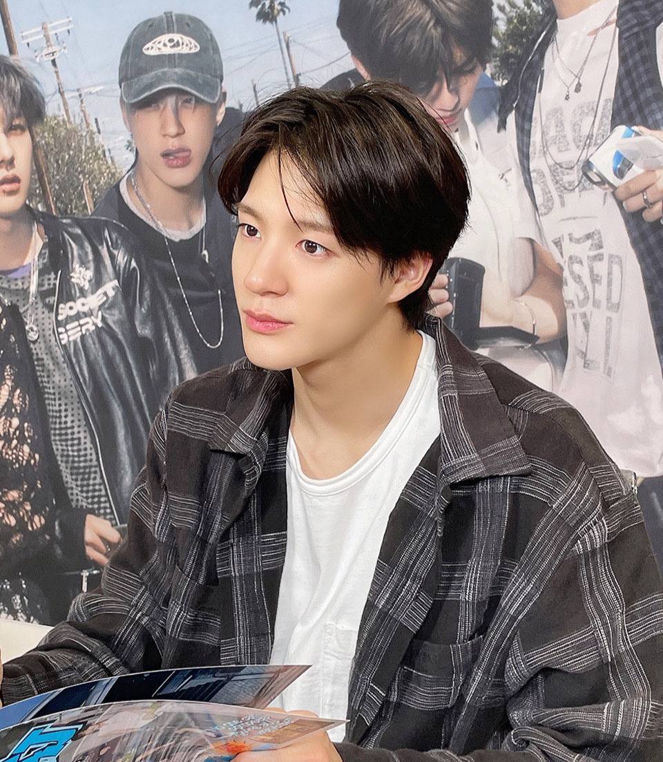 nct_menfess's tweet photo. GANTENG BANGET LEE JENO nct! https://t.co/LiOMwu9V9J
