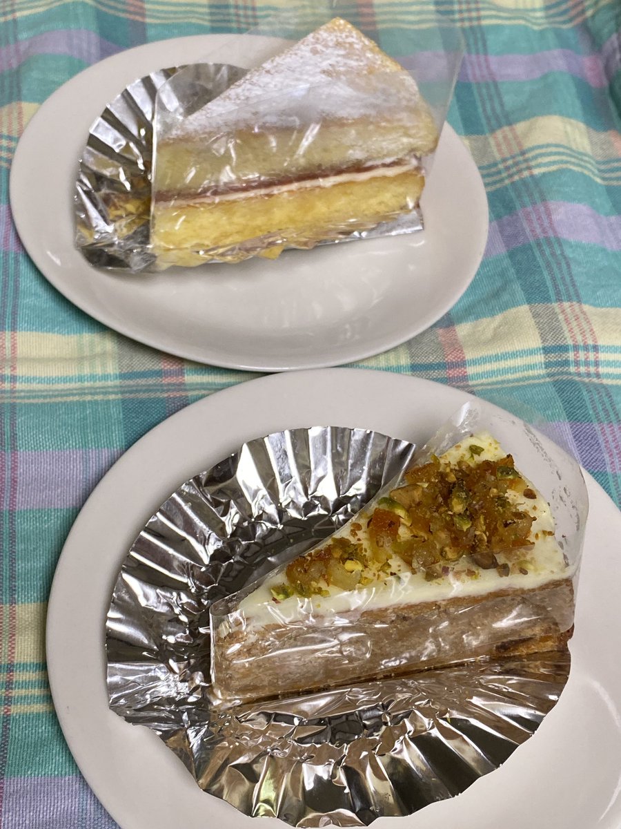 Hatch_nya's tweet photo. 一発目！蓼科のバラクライングリッシュガーデンのキャロットケーキとヴィクトリアケーキ！
きめ細やかで重過ぎない、みちっとしたスポンジに、ラズベリージャムのツブツブが良いアクセント。キャロットケーキは、ナッツやドライフルーツが食べてて楽しい味。美味しかった！　#英国展　#BARAKURA https://t.co/JWDm44sB0H