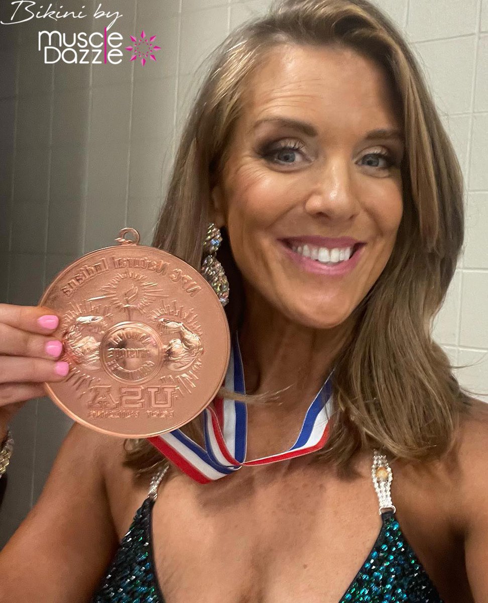 Beautiful @arinaldrich_personaltrainer in truly awesome form for show day! 💎😍✨  

#muscledazzle #competitionbikini #crystalbikini #bikinicompetition #fitnessmotivation #npcbikinimasters #figuregirl #figuregirl #npctexas #posingsuits