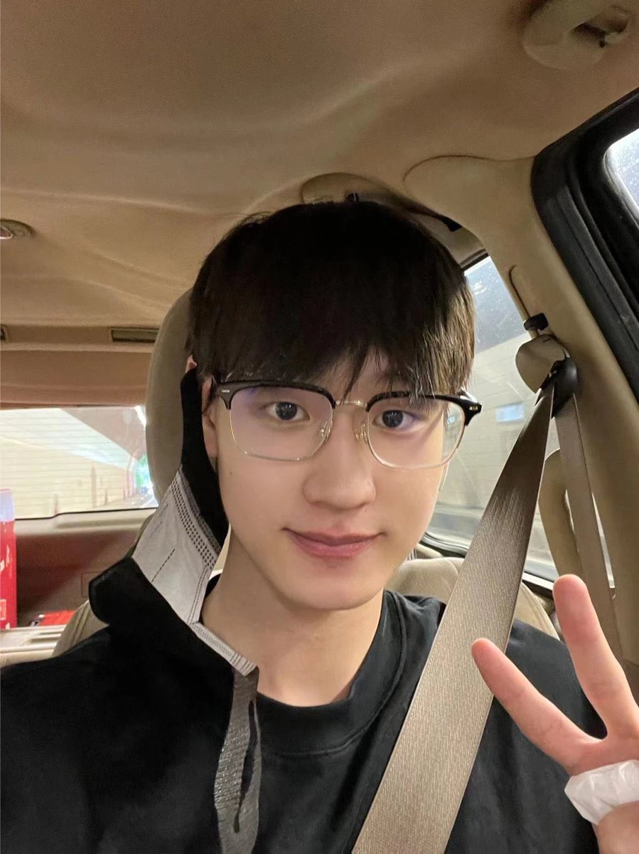 akliu18's tweet photo. มายังไงก็กลับอย่างนั้น เหมือนกลัวอาจารย์จำไม่ได้555555 what a nerd akira😋ตัวท้อปคณะ //ใช้ชีวิตวัยรุ่นเต็มที่ ขอให้ได้เกรดสมดั่งใจ รอดูวันใส่ครุยม่วงจริงจัง🎓💜 https://t.co/sBpx5v2JCZ