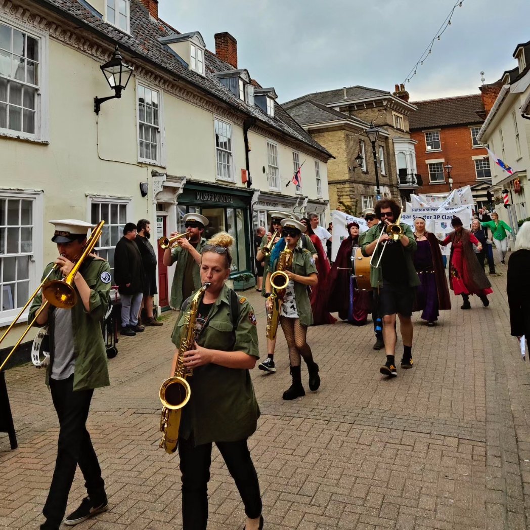 Great atmosphere as Halesworth celebrates its 800th birthday with music and entertainment throughout this afternoon. Listen to #eastsuffolkone #local #radio online at eastsuffolk.one, free app,, smartphone and smart speaker #halesworth #holton #celebrate #eastsuffolk