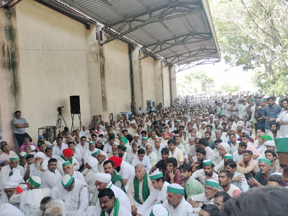 RakeshTikaitBKU's tweet photo. उत्तर प्रदेश के जनपद मुजफ्फरनगर स्थित बुढ़ाना शुगर मिल पर गन्ने के बकाया भुगतान को लेकर किसान कई माह से आंदोलन कर रहे हैं आज इसी को लेकर आयोजित ट्रैक्टर मार्च व किसान महापंचायत में हिस्सा लिया और पंचायत को संबोधित किया।
@OfficialBKU 
@ANI https://t.co/KB9kiKFpxE