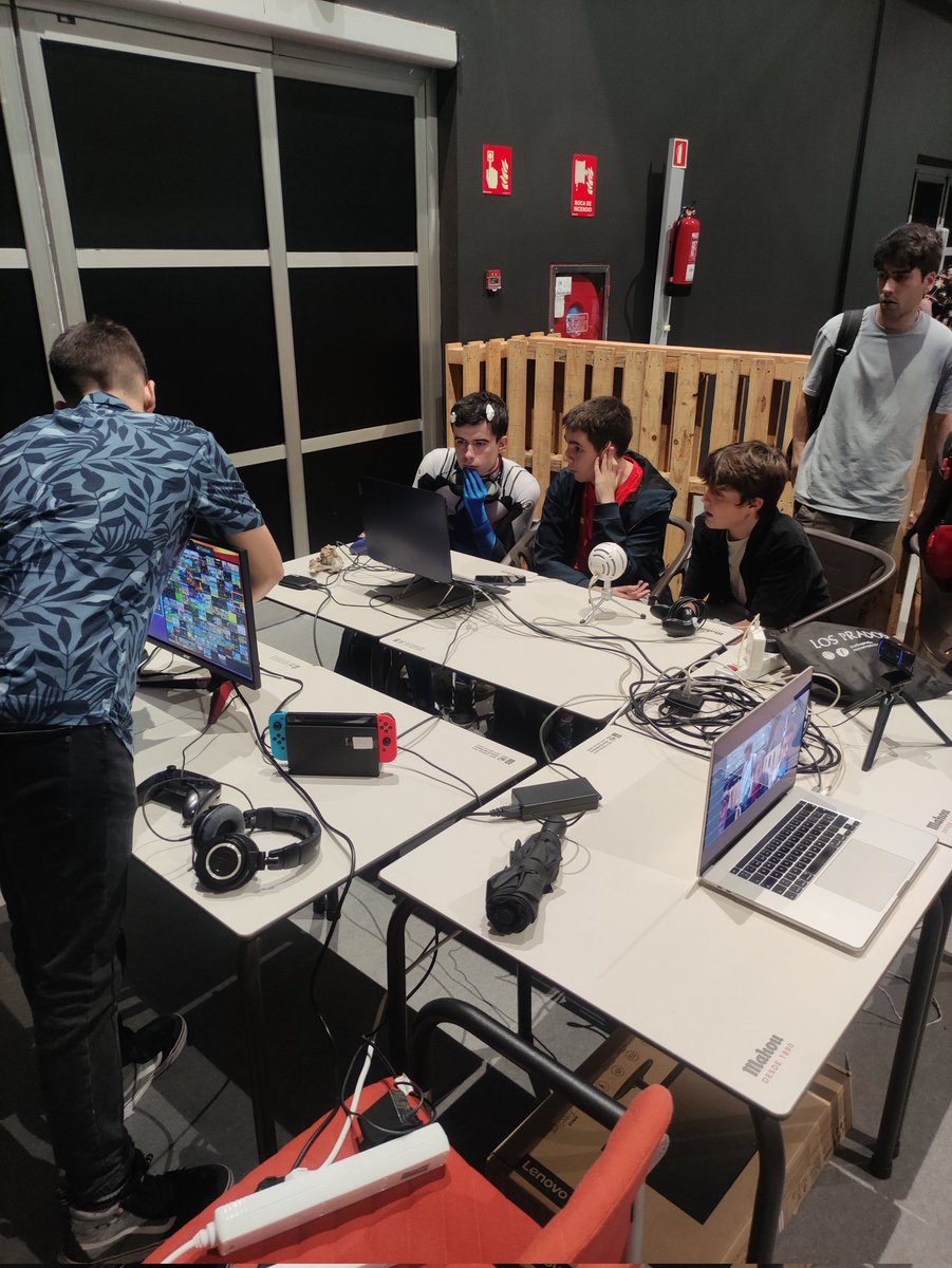 CometConES's tweet image. Ya está en marcha el torneo de Smash Bros Ultimate organizado por @smashasturias 💥

Id a disfrutar del competitivo de Smash con comentario y stream en directo 🎮