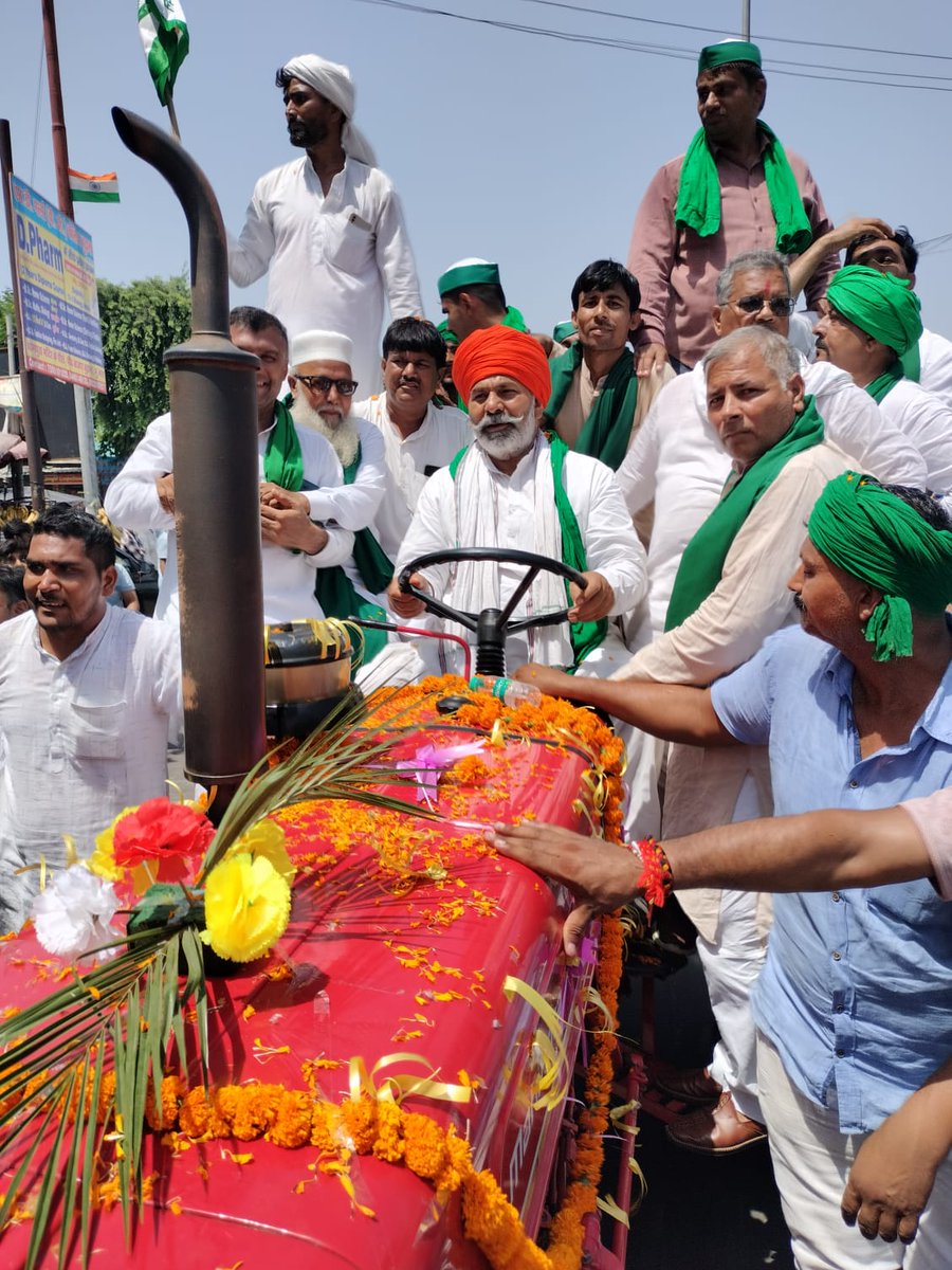RakeshTikaitBKU's tweet photo. उत्तर प्रदेश के जनपद मुजफ्फरनगर स्थित बुढ़ाना शुगर मिल पर गन्ने के बकाया भुगतान को लेकर किसान कई माह से आंदोलन कर रहे हैं आज इसी को लेकर आयोजित ट्रैक्टर मार्च व किसान महापंचायत में हिस्सा लिया और पंचायत को संबोधित किया।
@OfficialBKU 
@ANI https://t.co/KB9kiKFpxE