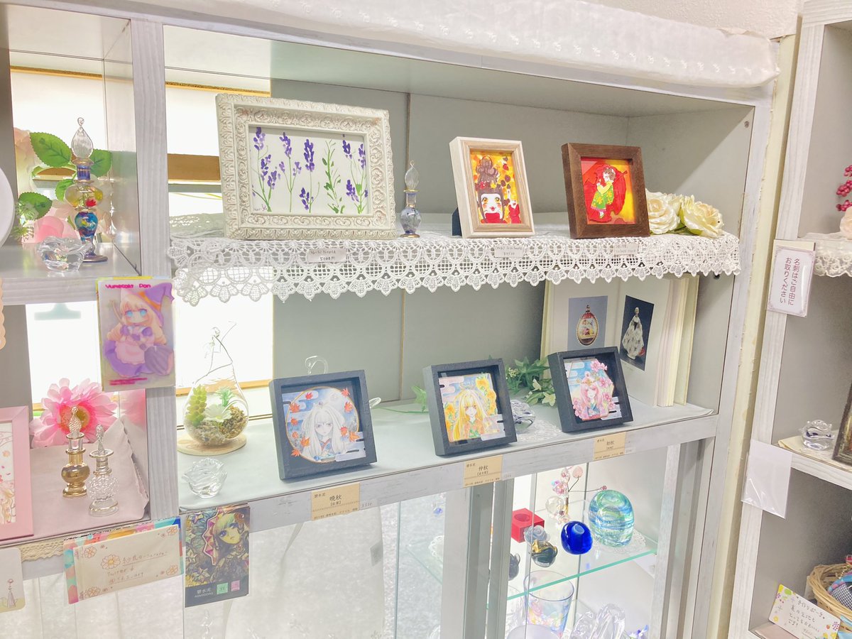 kamakuramona's tweet photo. 本日の営業は無事終了致しました🙇‍♀️
ご来店下さったお客様、作家様、誠にありがとうございました🌸
明日も引き続きよろしくお願いします。😊

展示会の通販は9月6日(水)19時〜以下の公式サイトにて対応を予定しています。
↓
https://t.co/YqWznD9uda

#絵描きさんとつながりたい 
#イラスト https://t.co/wr8DnThJrW