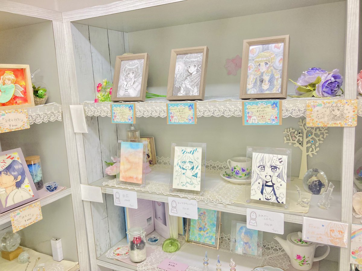 kamakuramona's tweet photo. 本日の営業は無事終了致しました🙇‍♀️
ご来店下さったお客様、作家様、誠にありがとうございました🌸
明日も引き続きよろしくお願いします。😊

展示会の通販は9月6日(水)19時〜以下の公式サイトにて対応を予定しています。
↓
https://t.co/YqWznD9uda

#絵描きさんとつながりたい 
#イラスト https://t.co/wr8DnThJrW