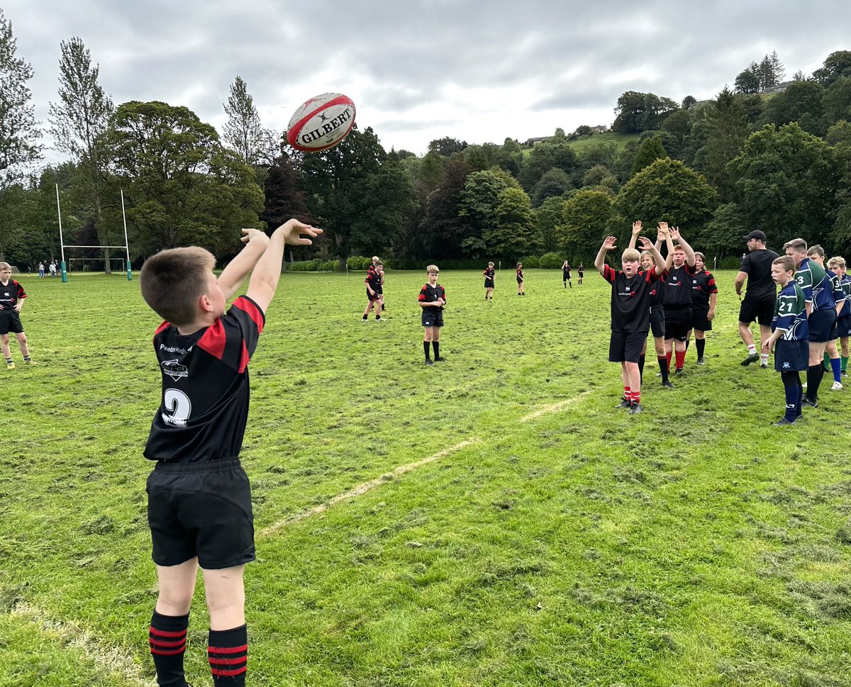PeeblesHSPhysEd's tweet photo. A fab start to the rugby season with three away wins at Hawick HS for S1 (49:33), S2 (40:38) and S3 ( 58:10). S1B lost at home to Heriots 32: 51 🏉 ☀️ https://t.co/hn6q3vcJuZ