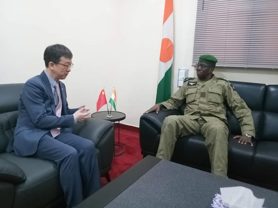 alissaley's tweet photo. #Niger #CNSP #NigerTransition
Le Ministre d'Etat, Ministre de la Défense Nationale le Général de Corps d'Armée Salifou MODY s'est entretenu ce jour à son cabinet avec l'Ambassadeur de la République Populaire de Chine au Niger JIANG Feng.
L'audience s'est déroulée en présence du Secrétaire Général du Ministère de la Défense Nationale le Général de Brigade Sani Issa KACHE et du Directeur des Relations Extérieures le colonel major Hamadou Djibo BARTE.
Le diplômate chinois à de prime a bord félicité le Ministre de la Défense Nationale pour sa nomination à ce poste stratégique du Pays avant de lui réaffirmer le soutien de son Pays.
A titre de rappel, la Chine entretient depuis plusieurs décennies une excellente relation de coopération avec le Niger dans le domaine de la Défense, notamment la formation et la fourniture et l'achat d'équipements militaires.