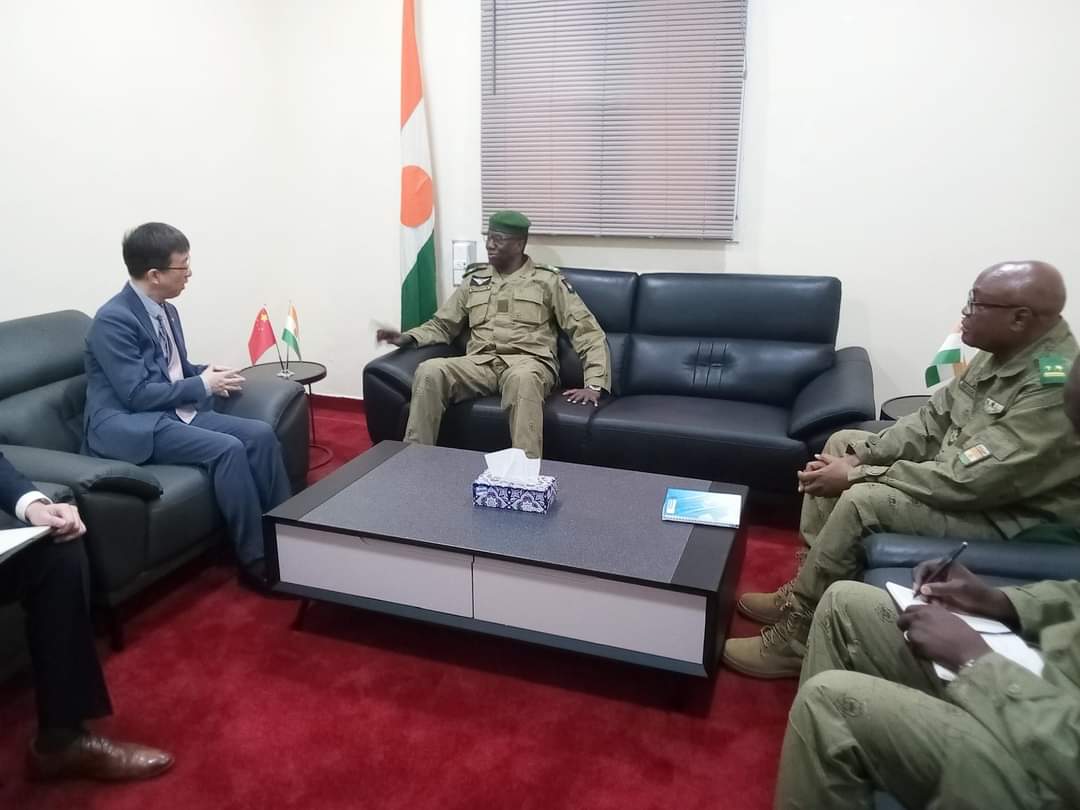 alissaley's tweet photo. #Niger #CNSP #NigerTransition
Le Ministre d'Etat, Ministre de la Défense Nationale le Général de Corps d'Armée Salifou MODY s'est entretenu ce jour à son cabinet avec l'Ambassadeur de la République Populaire de Chine au Niger JIANG Feng.
L'audience s'est déroulée en présence du Secrétaire Général du Ministère de la Défense Nationale le Général de Brigade Sani Issa KACHE et du Directeur des Relations Extérieures le colonel major Hamadou Djibo BARTE.
Le diplômate chinois à de prime a bord félicité le Ministre de la Défense Nationale pour sa nomination à ce poste stratégique du Pays avant de lui réaffirmer le soutien de son Pays.
A titre de rappel, la Chine entretient depuis plusieurs décennies une excellente relation de coopération avec le Niger dans le domaine de la Défense, notamment la formation et la fourniture et l'achat d'équipements militaires.