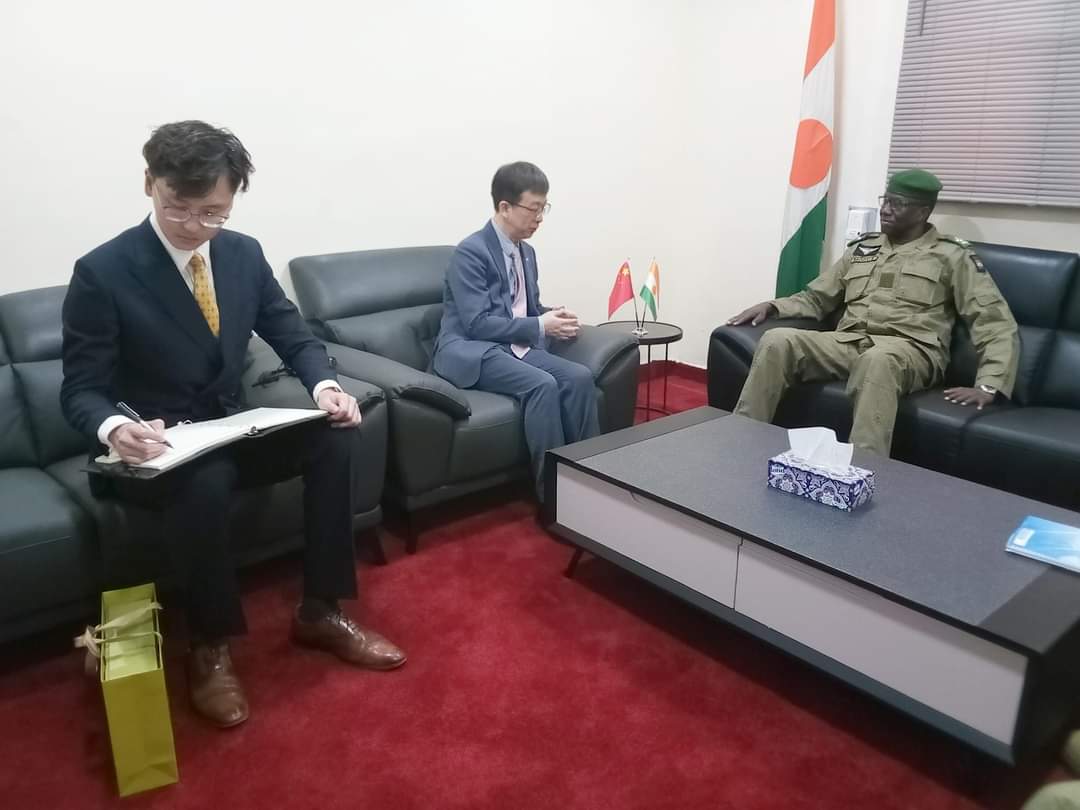 alissaley's tweet photo. #Niger #CNSP #NigerTransition
Le Ministre d'Etat, Ministre de la Défense Nationale le Général de Corps d'Armée Salifou MODY s'est entretenu ce jour à son cabinet avec l'Ambassadeur de la République Populaire de Chine au Niger JIANG Feng.
L'audience s'est déroulée en présence du Secrétaire Général du Ministère de la Défense Nationale le Général de Brigade Sani Issa KACHE et du Directeur des Relations Extérieures le colonel major Hamadou Djibo BARTE.
Le diplômate chinois à de prime a bord félicité le Ministre de la Défense Nationale pour sa nomination à ce poste stratégique du Pays avant de lui réaffirmer le soutien de son Pays.
A titre de rappel, la Chine entretient depuis plusieurs décennies une excellente relation de coopération avec le Niger dans le domaine de la Défense, notamment la formation et la fourniture et l'achat d'équipements militaires.