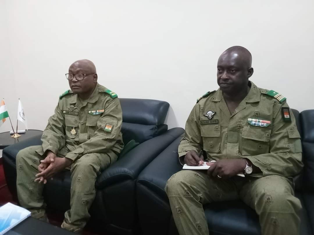 alissaley's tweet photo. #Niger #CNSP #NigerTransition
Le Ministre d'Etat, Ministre de la Défense Nationale le Général de Corps d'Armée Salifou MODY s'est entretenu ce jour à son cabinet avec l'Ambassadeur de la République Populaire de Chine au Niger JIANG Feng.
L'audience s'est déroulée en présence du Secrétaire Général du Ministère de la Défense Nationale le Général de Brigade Sani Issa KACHE et du Directeur des Relations Extérieures le colonel major Hamadou Djibo BARTE.
Le diplômate chinois à de prime a bord félicité le Ministre de la Défense Nationale pour sa nomination à ce poste stratégique du Pays avant de lui réaffirmer le soutien de son Pays.
A titre de rappel, la Chine entretient depuis plusieurs décennies une excellente relation de coopération avec le Niger dans le domaine de la Défense, notamment la formation et la fourniture et l'achat d'équipements militaires.