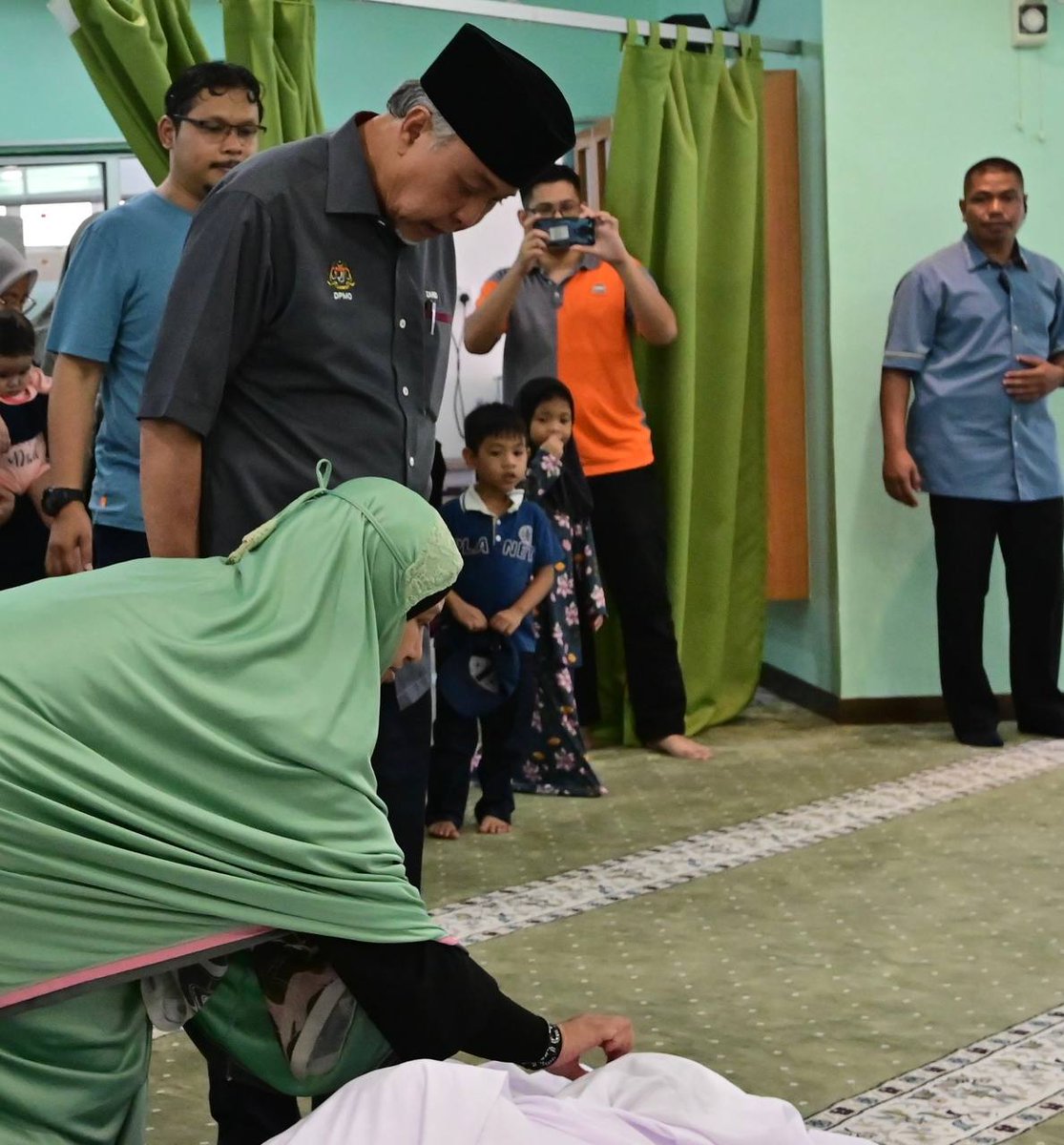 إِنَّا لِلَّهِ وَإِنَّآ إِلَيْهِ رَٰجِعُونَ

Sebelum bergerak ke program pagi tadi, saya telah menerima perkhabaran duka pemergian Allahyarham Mohd Rosdi bin Suod yang bertugas sebagai Pegawai Keselamatan di pejabat saya di Jabatan Perdana Menteri.