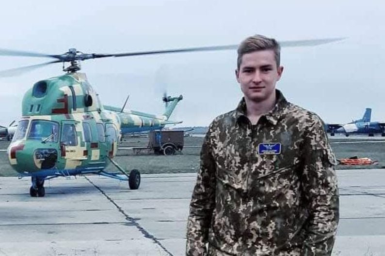 Locals bid farewell to the 23-year-old pilot of a helicopter, Ivan Yarovyi, in Kharkiv Oblast (📷Suspilne) On 29 August 2023, two helicopters crashed near Bakhmut after the attack of the Russian fighter jet. Six crew members died. euromaidanpress.com/2023/09/02/loc…,