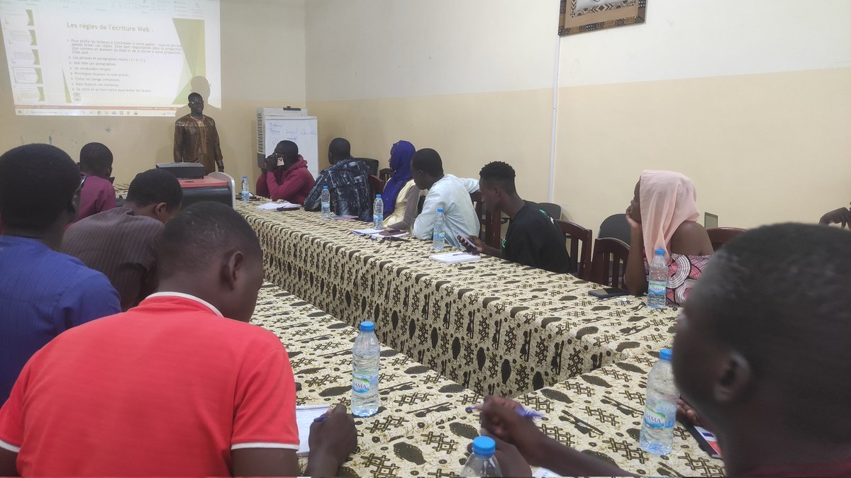 dramevision's tweet image. C&apos;est parti pour la session de formation en blogging avec une vingtaine de jeunes à #Mopti.
#BlogDay2023
#Doniblog