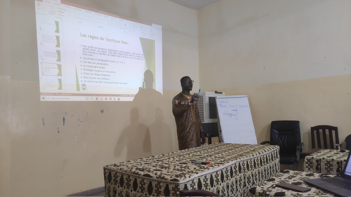 dramevision's tweet image. C&apos;est parti pour la session de formation en blogging avec une vingtaine de jeunes à #Mopti.
#BlogDay2023
#Doniblog