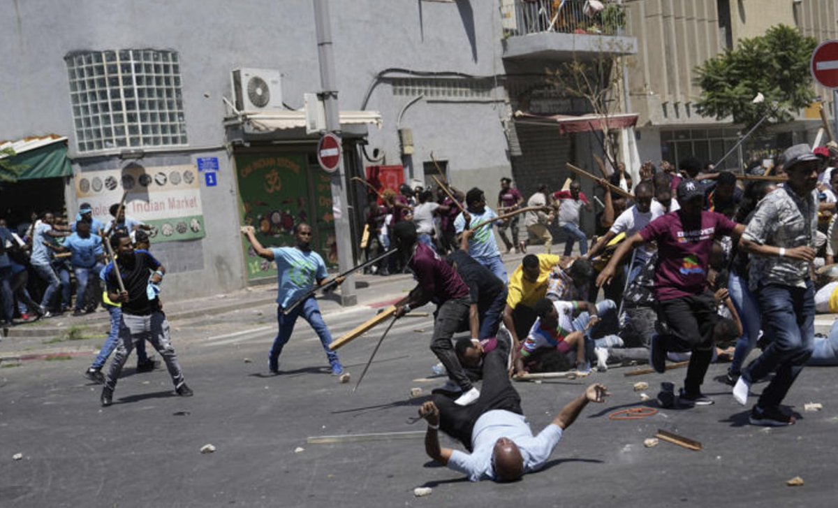 martinplaut's tweet photo. Eritrean democracy protesters put to flight rivals supporting the dictatorial regime of President Isaias Afwerki. The pro-government Eritrean "festival" to raise money and support for the regime cancelled after these clashes. Israeli police warned a week ago of trouble ahead https://t.co/j1xNfQuhvZ