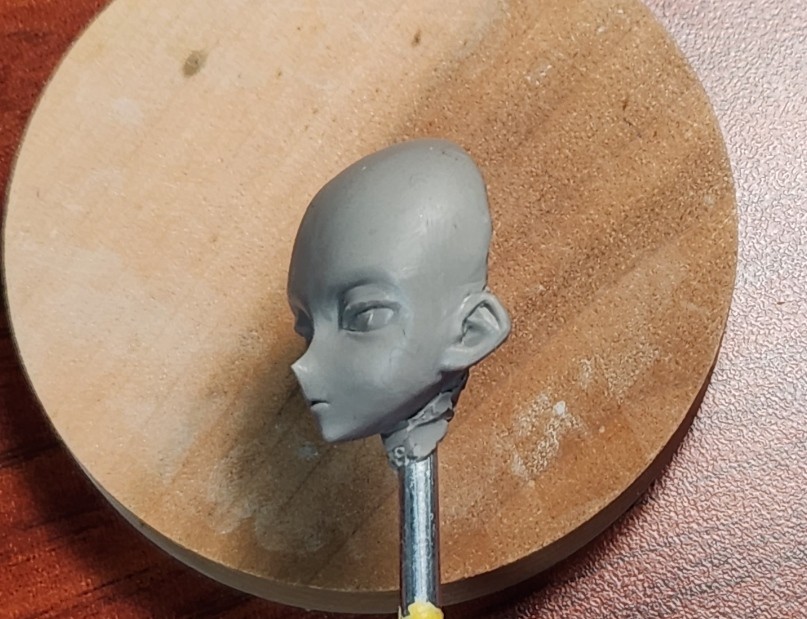gouhondou's tweet photo. というわけで顔からスタート。材料はいつものごとくグレイスカルピー。目元とかは素材を置換してから作りこむので、とりあえずはこんな感じで。もうちょい修正したら焼き固めよう。
#京極正宗フィギュア制作記 https://t.co/zrQqYdOxkJ