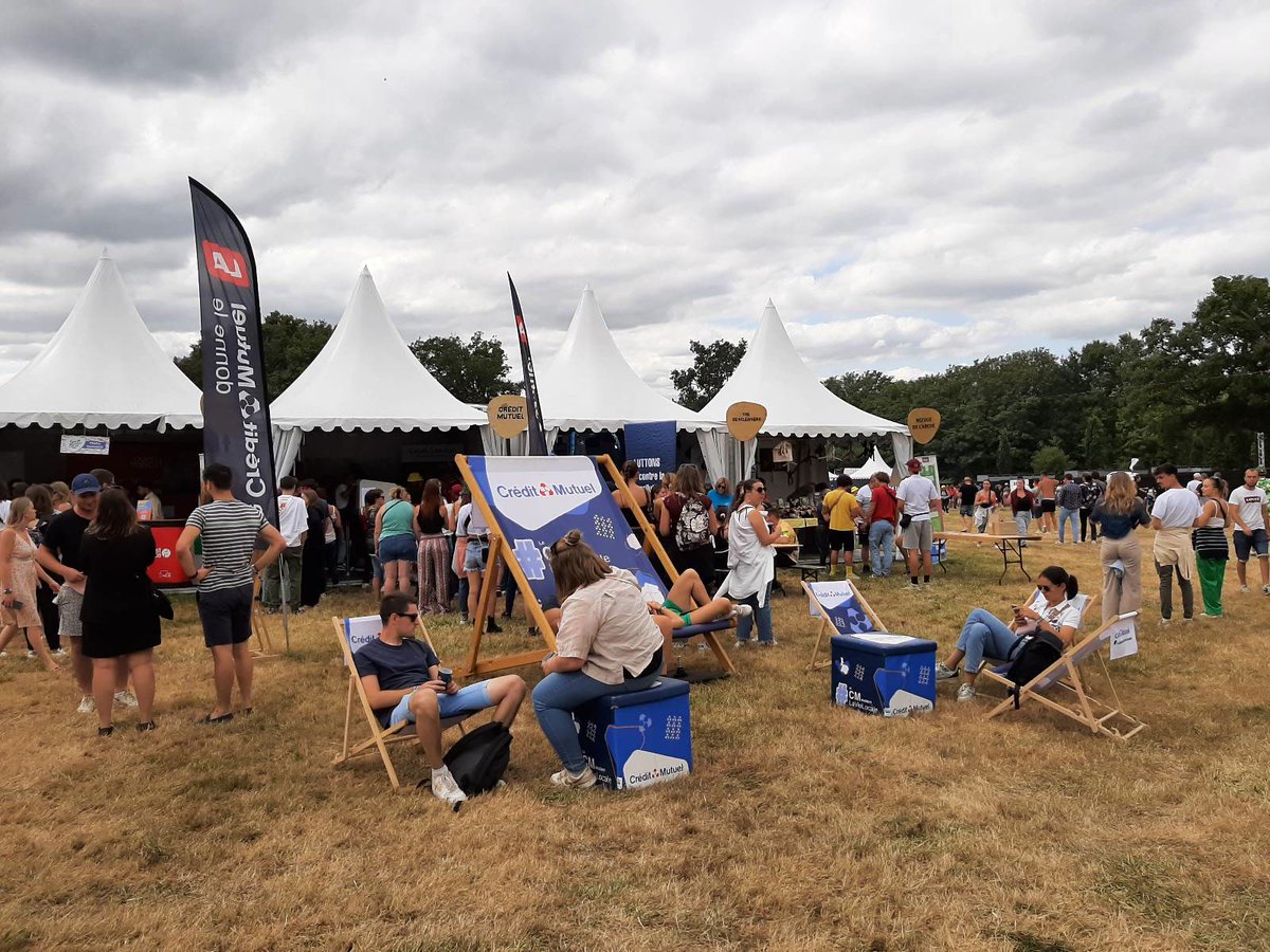CMMABN's tweet photo. [FESTIVAL] Le Crédit Mutuel était présent pour la 3ème édition du V and B Fest à Château Gontier (53). Retour en images sur un festival à l'ambiance chaleureuse. #VillageVandBFest #LeCMdonneLeLA #20ansDeMusique https://t.co/QbbUV7mgiG