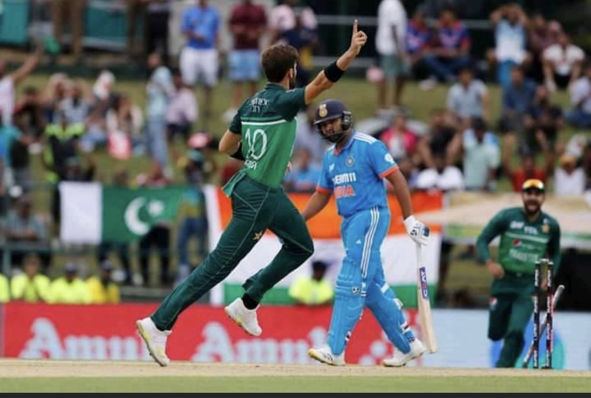 usjan360's tweet photo. Shaheen to Sharma: Aa tujay pakistan ka coach banao 😆😝
#ViratKohli𓃵 #AsiaCup2023 #pakvsind #ShaheenShahAfridi https://t.co/0Mabk1E4sT