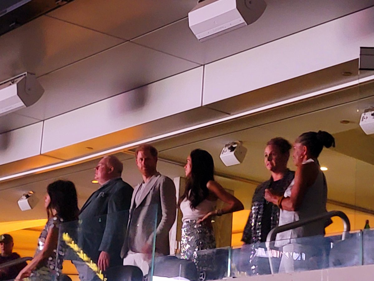 RestingDollface's tweet photo. #PrinceHarry if you’re reading this: #GoHome! Your family will welcome you! Stop in England on your way back from The Invictus Games Düsseldorf, &amp; stay. 
#RunHomeHarry #GoHomeHarry #BeyonceConcert https://t.co/4bYC58HxMm