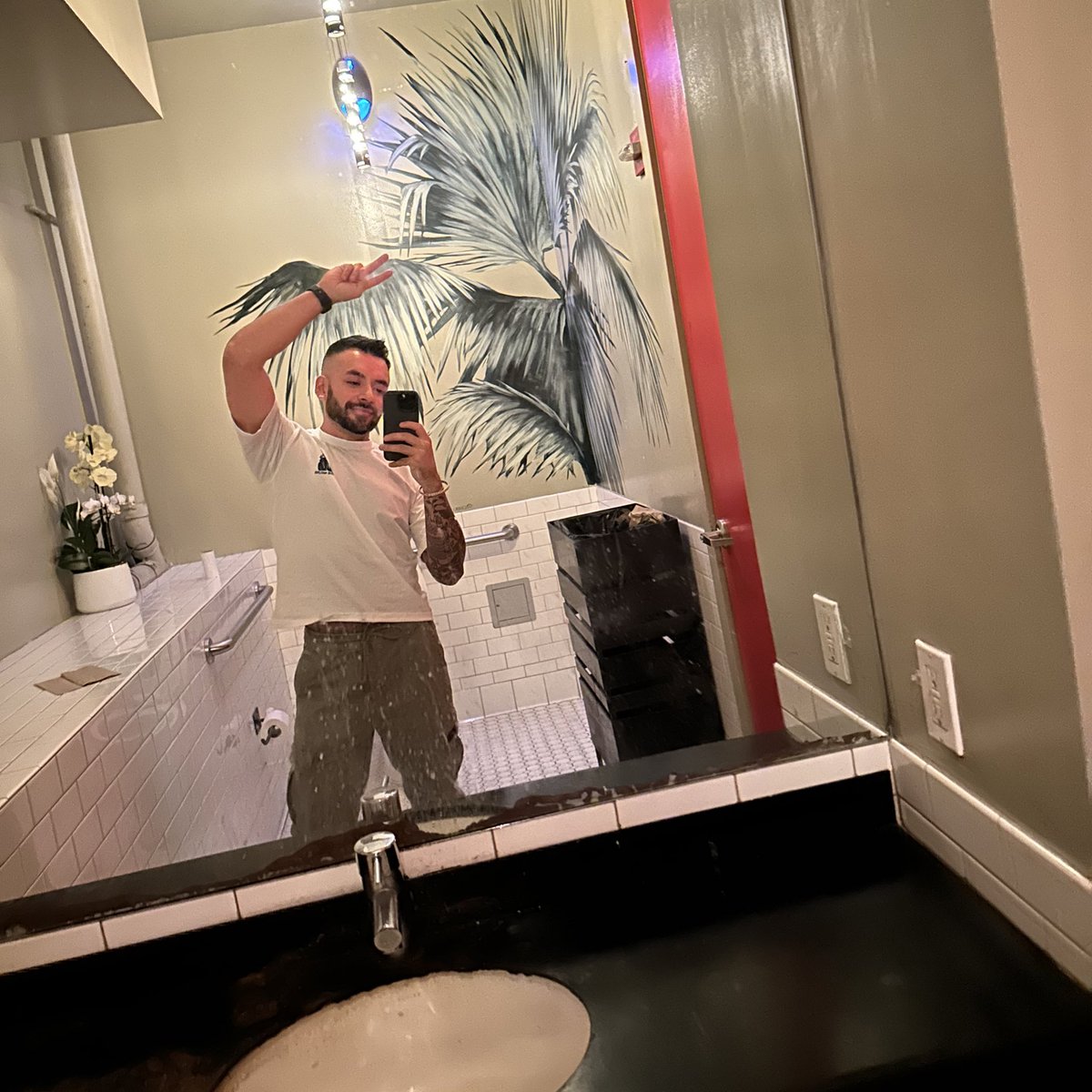 heyits_erik's tweet photo. my bday has been incredible. saw sam smith &amp; the queen beyoncé, my fiancé surprised me with a very intimate dinner with my closest friends, a ps5 &amp; spoiled me all week. now we’re on a plane to miami to celebrate with my besties! 😎🌴

chapter 35 is gonna be one for the books! https://t.co/kp6kWOIr3R