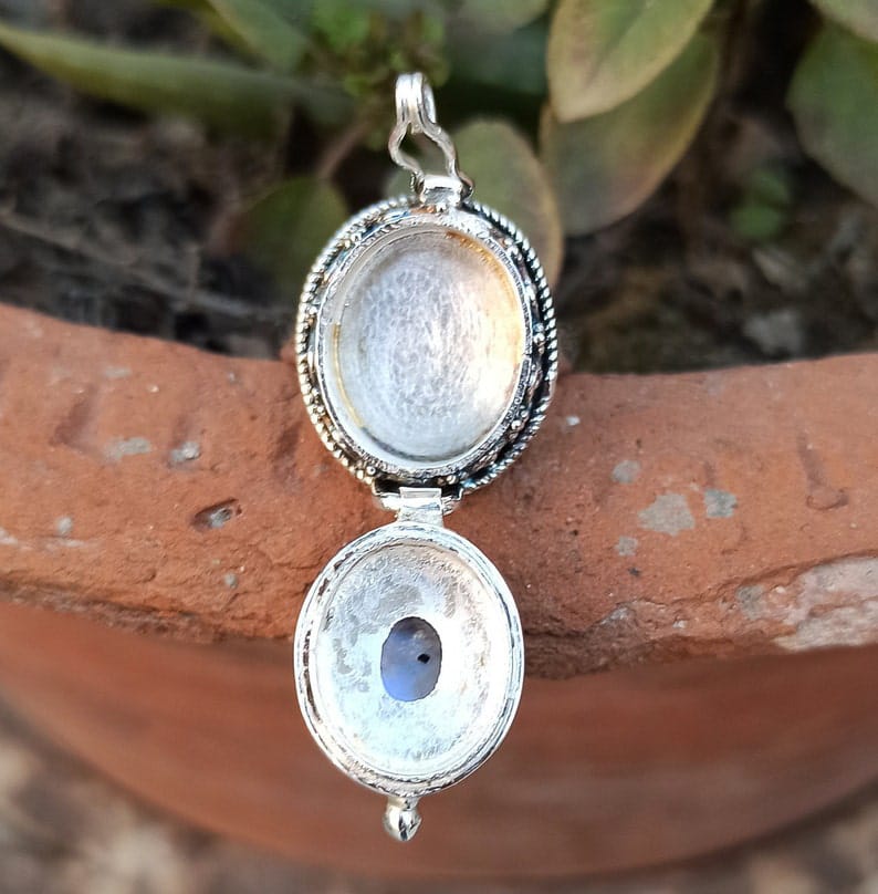 rajnijewelry's tweet image. Moonstone Ring,925 Sterling Silver
Buy AT:

amazon.com/Moonstone-Ster…

#Moonstonering #Uniquedesignring #Elegantdesignring #Bridesmaidgift #Casualwearring #Giftforspecialone #Vintagestylegift #Daintyring #Bridesmaidgift #Giftforlovers #Wonderlustjewelry #Secretcompartmentring #Boho