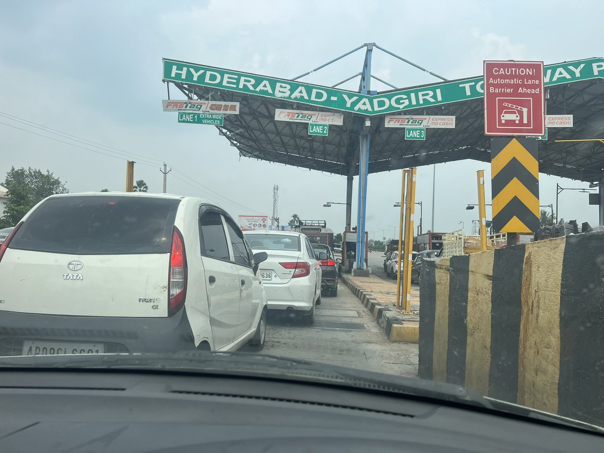 YESiamMITHUN's tweet photo. @NHAI_Official  Hyderabad Yadagiri Toplgate in Telangana, Daily there is a lot of Traffic Jam at the Tollgate.For a vehicle to pass by Tollgate is taking minimum of 5minutes.please look into the issue and sort it out https://t.co/Gwd6mTOfVz