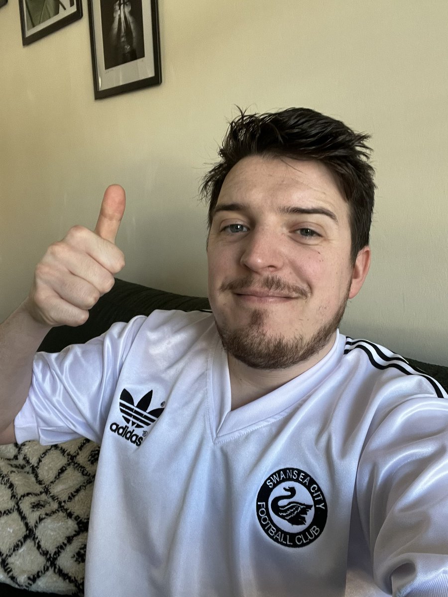 #jacksathome our Co-host Barney on the tinned cocktails, watching from sunny Glasgow. 
Let’s have a first league win of the season to keep the spirits up before recording Episode 8 later 🦢🦢🦢

#Swansea #SCFC #TwitterJacks