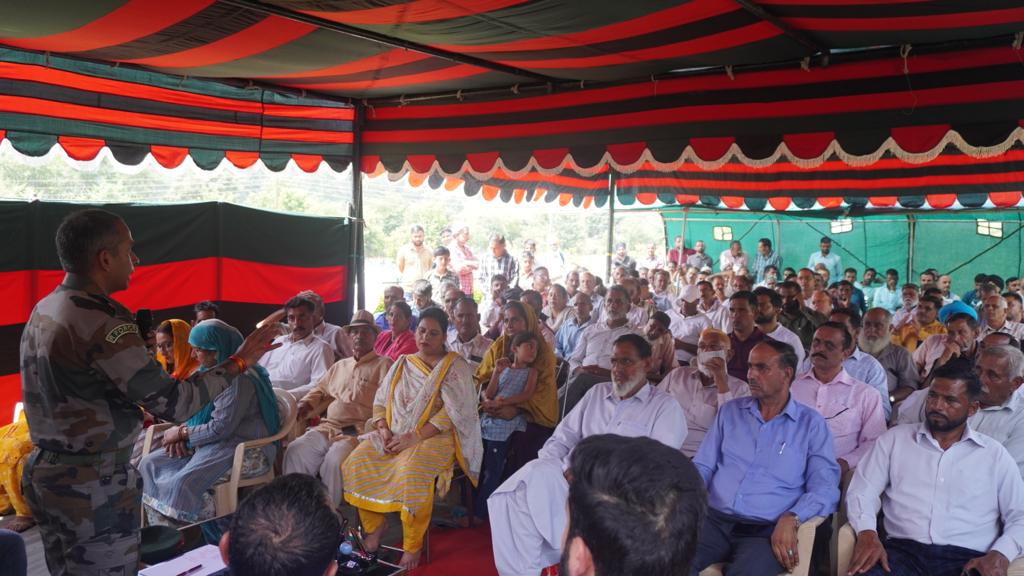 prodefencejammu's tweet photo. #IndianArmy organised a
#ChaiPeCharcha with #Sarpanches, #Panches, #Veterans & other members of the society at Sialsui, #Rajouri (J&K). Issues concerning medical facilities, pensions, pre-recruitment rallies, & education were discussed.
@SpokespersonMoD
@adgpi
@ANI https://t.co/bIJTDfqhE5