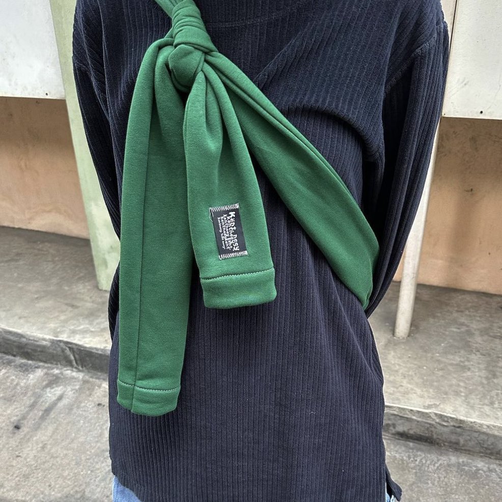 tamjaichunbkk's tweet photo. น้องคนนี้เจ๋งอะ ด้านหน้าเหมือนเป็น sweater แต่จริงๆแล้วน้องเป็น กระเป๋าอะ https://t.co/6ksCjF1Skw