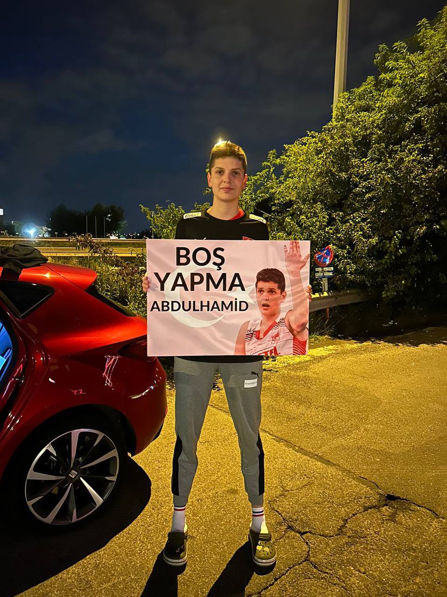 Milli oyuncumuz Ebrar'ın bu tepkisi kendisine sataşan Abdülhamid adlı bir twitter kullanıcısına... Osmanlı sultanı Abdülhamit ile ilgisi yok. Sataşan kişinin adı Cengiz olsaydı Cengiz Han'a mı tepki gösterdi diyecektiniz? Ne geri zekalı mahluklarsınız yahu!