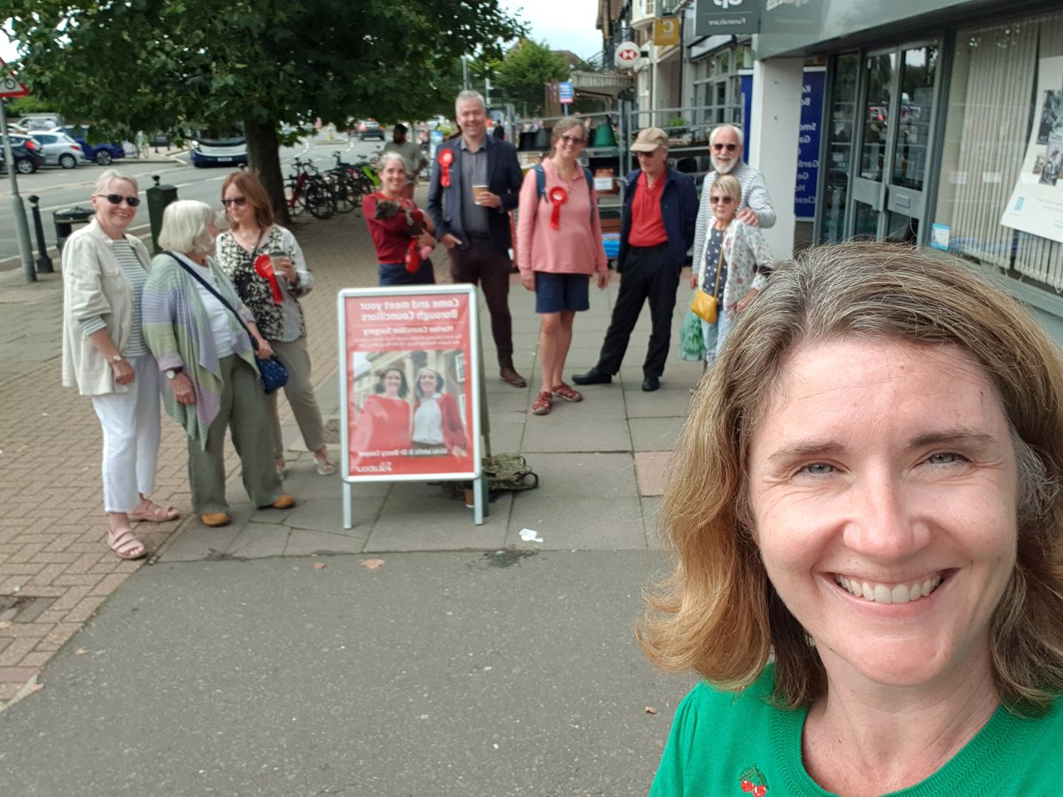 Fantastic to be out on Goring Rd high street this morning catching up with lovely #Worthing residents ❤🌹 Chats about Citizens' Assemblies, keeping our Coast clean and social housing 🤝🌊🏡 And thanks as always to amazing Great Little Farmers market for fab local produce☕🍰