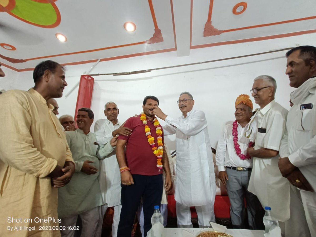 Bharatpur_1One's tweet photo. नगला मांझी (कुम्हेर) में पला निवासी अध्यापक श्रीधर जी के सेवानिवृत्त समारोह मे सम्मिलित हुआ। प्रजापत समाज ने बीजेपी छोड़ कांग्रेस पार्टी की सदस्यता ग्रहण की।

आपका अपना🙏
विश्वेंद्र सिंह 
कैबिनेट मंत्री राजस्थान सरकार https://t.co/12GwJ7Q5ea