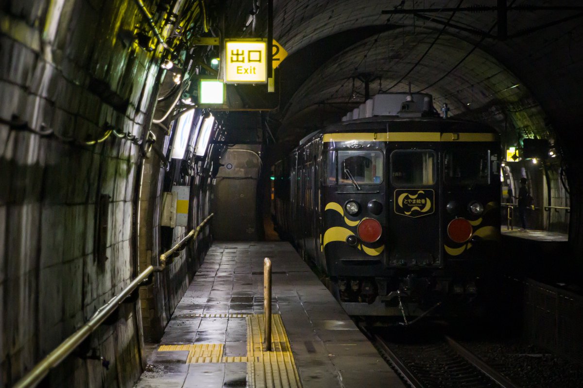 waganeko_yakara's tweet photo. 2023.8.31

9561レ
あいの風とやま鉄道413系屋代入場甲種輸送
EF510-505+413系AM03編成

地下駅の効果か、まるで廃車回送の様な雰囲気が漂っていましたw https://t.co/ww89hbiZBR
