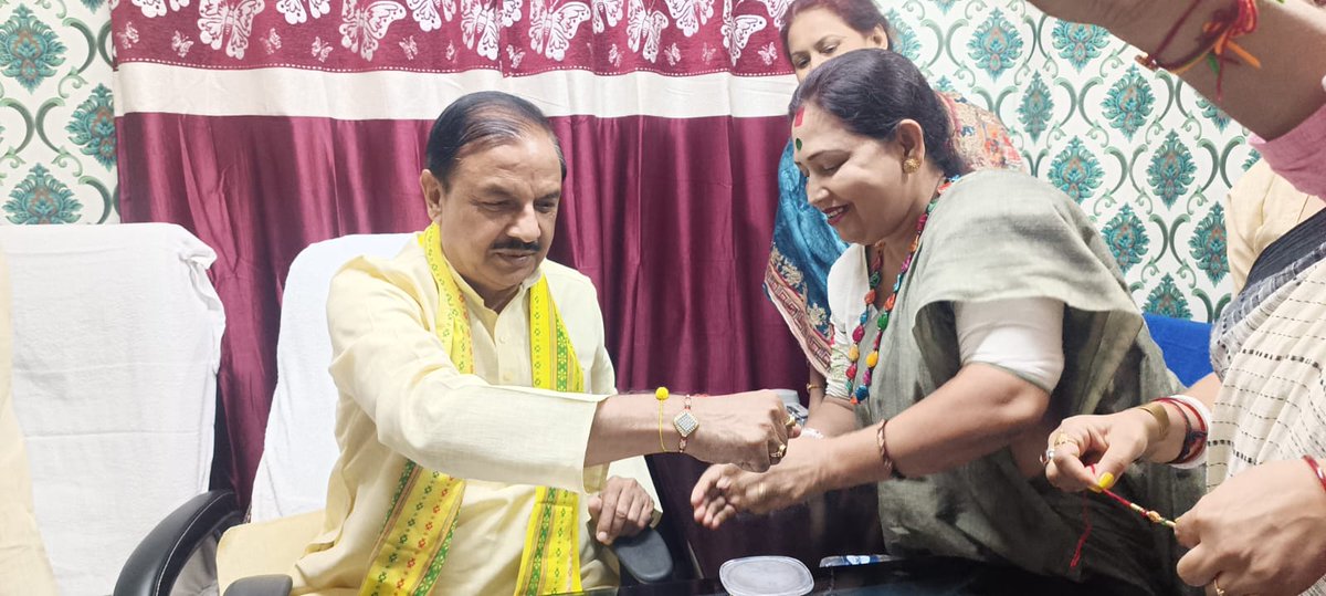 dr_maheshsharma's tweet photo. अपने त्रिपुरा प्रवास के दौरान बहनों से राखी बंधवा कर उन्हें भाई-बहन के बीच के अटूट प्रेम के पावन पर्व रक्षाबंधन की बधाई एवं शुभकामनाएं दी। https://t.co/Whf0E0GaS0