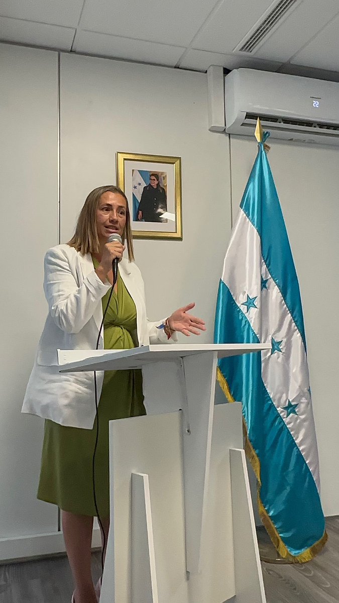 GrupoPPMadrid's tweet photo. 🇭🇳🇪🇸 La concejal @JMDChamartin, @_EstradaYolanda, asiste a la inauguración de la nueva sede de la sección consular de la @hondurasnespana. 

¡Bienvenidos a @MADRID !

✅ #ChamartínAvanza https://t.co/IfziBlsvTs