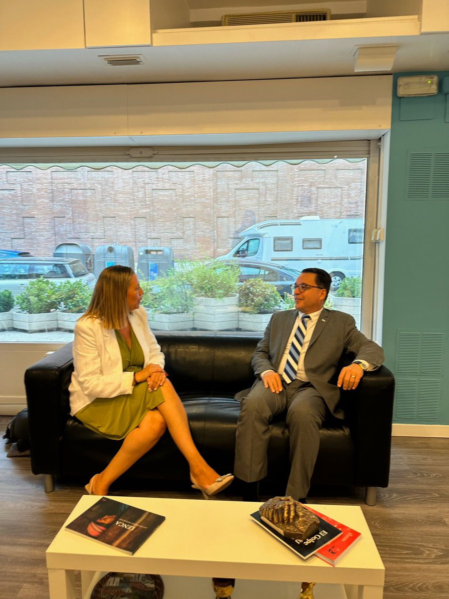 GrupoPPMadrid's tweet photo. 🇭🇳🇪🇸 La concejal @JMDChamartin, @_EstradaYolanda, asiste a la inauguración de la nueva sede de la sección consular de la @hondurasnespana. 

¡Bienvenidos a @MADRID !

✅ #ChamartínAvanza https://t.co/IfziBlsvTs
