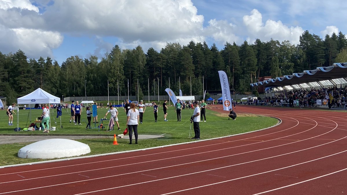 mikkoripatti's tweet photo. Yleisurheilun SM-seuraottelu Savonlinnassa 2.9.2023. Satoja reippaita nuoria urheilemassa aurinkoisessa säässä. Hieno kisatunnelma! #Savonlinnanriento #yleisurheilu #matkailu #tapahtumat #lakelandfinland #ESliikunta #SUL https://t.co/MtLAiNyHUu