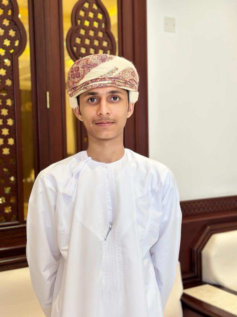 hamad9707's tweet photo. مضت السنين وكبر الصغير وها هو حامد يبدأ مسيرته الجامعية في جامعة صلالة تخصص ( تربية رياضيات ) 
 أسال الله له التوفيق والنجاح في مسيرته العلمية -❤️

حامد بن قاسم ✍🏻 https://t.co/twrnfSnVSE