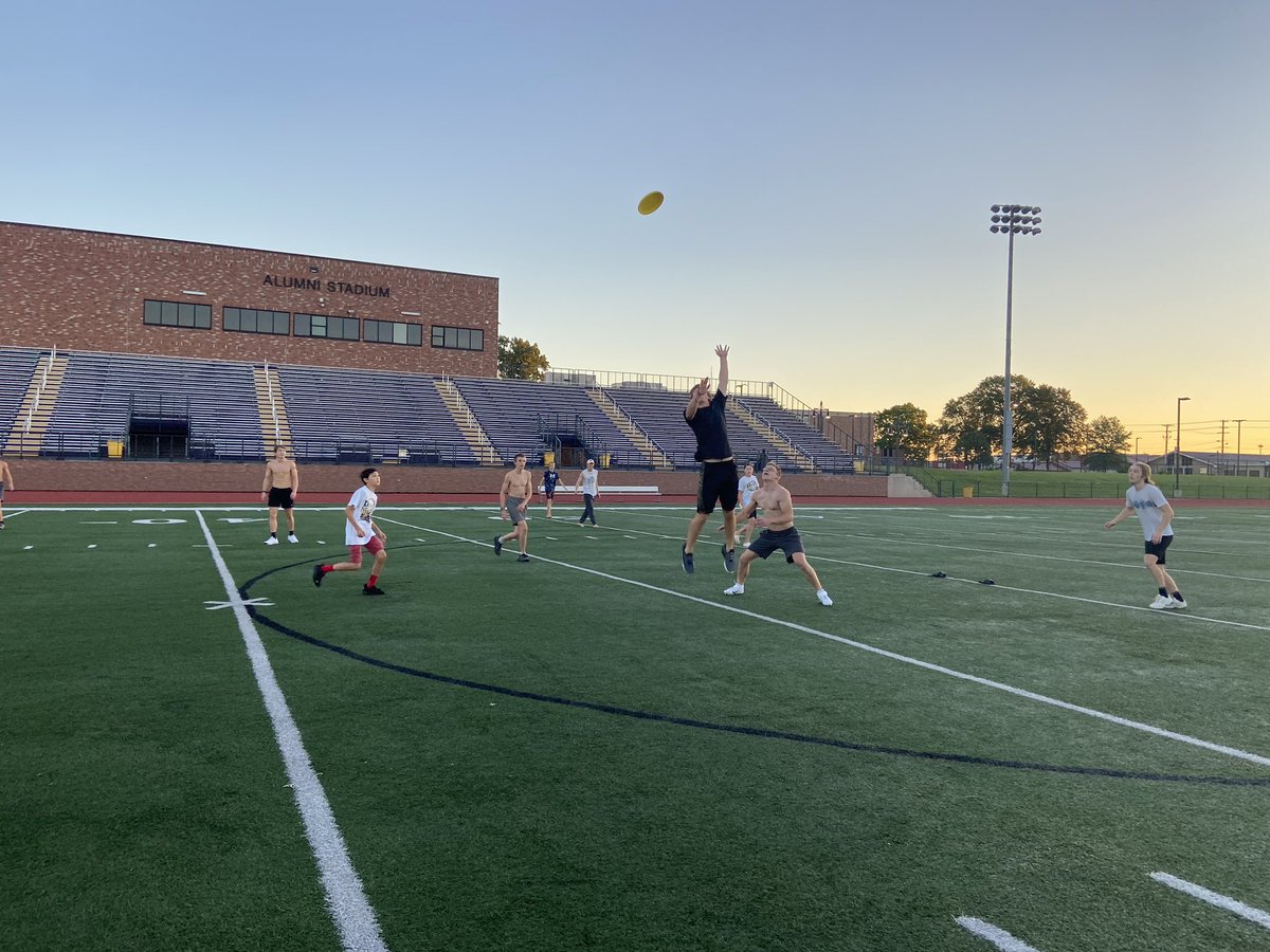 COMOswimming's tweet photo. Swimmers turned frisbee players? ๐
#teamcomo https://t.co/0VxUAMO7bo