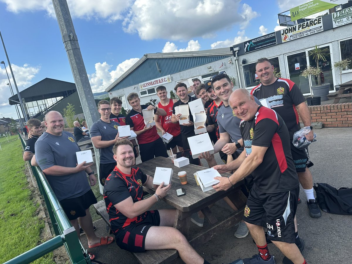 glynrfc's tweet photo. 🤣DUMMY CLUB🤣
This weeks Dummy Club was bring a boxed doughnut from @doughnutplace Glynneath. 
Supporting local businesses 👌🏻 https://t.co/FuWM6pNbeO