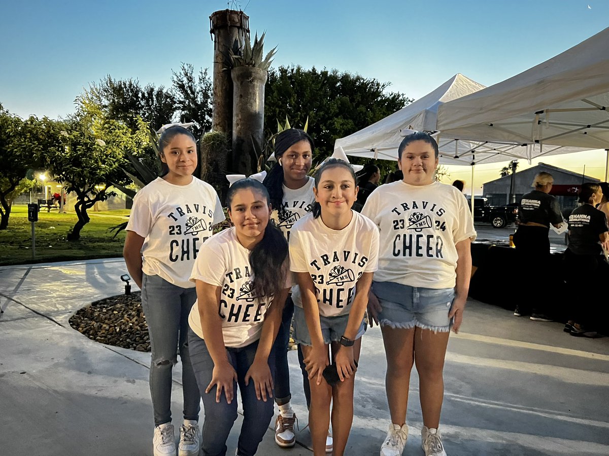 Terrier Trot 5k is set to begin! <a href="/TerriersTravis/">TravisTerriers</a> Cheering us on to start the day is our #CHEER Squad 📣 <a href="/McAllenISD/">McAllen ISD</a> 🏃🏻‍♀️