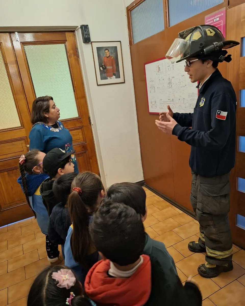 PrimeraCBN's tweet photo. El día de ayer, recibimos la visita de dos jardines infantiles del sector. Niños/as que pudieron conocer de cerca nuestra casa y el trabajo que realizamos. Primerinos/as recibieron felices a estos chicos que con mucho entusiasmo, aprendieron un poco más de Bomberos. https://t.co/lhBN9Ig3jo