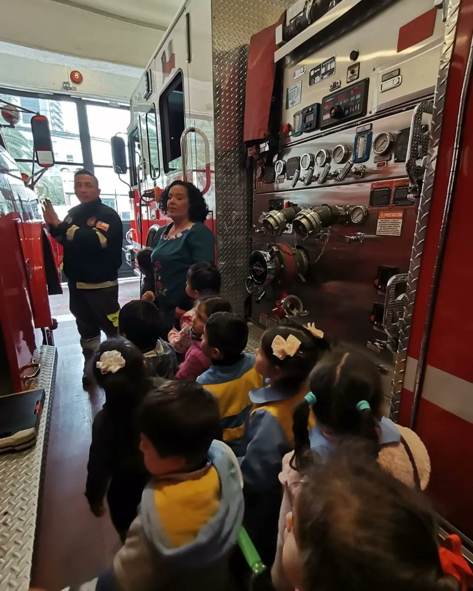 PrimeraCBN's tweet photo. El día de ayer, recibimos la visita de dos jardines infantiles del sector. Niños/as que pudieron conocer de cerca nuestra casa y el trabajo que realizamos. Primerinos/as recibieron felices a estos chicos que con mucho entusiasmo, aprendieron un poco más de Bomberos. https://t.co/lhBN9Ig3jo