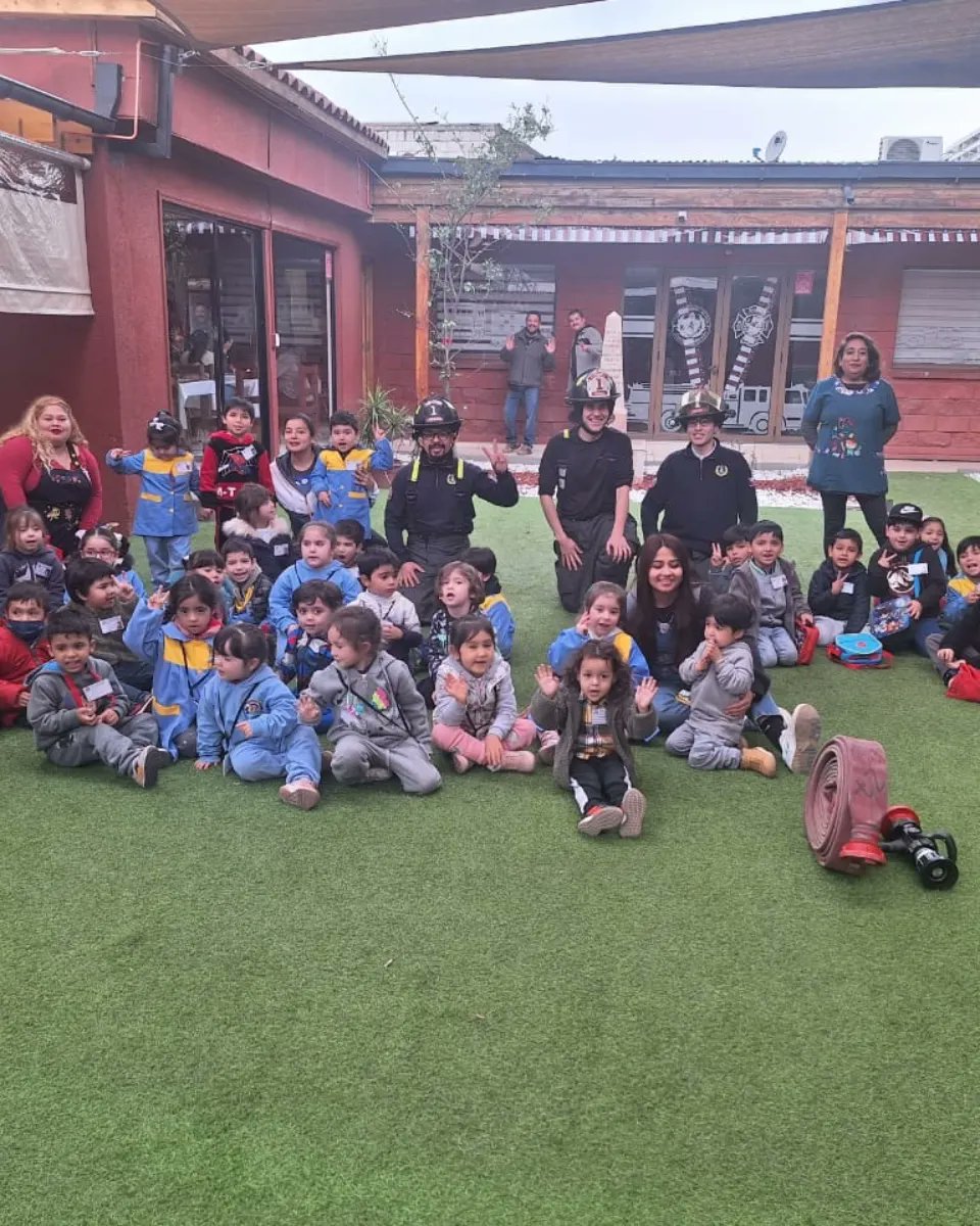 PrimeraCBN's tweet photo. El día de ayer, recibimos la visita de dos jardines infantiles del sector. Niños/as que pudieron conocer de cerca nuestra casa y el trabajo que realizamos. Primerinos/as recibieron felices a estos chicos que con mucho entusiasmo, aprendieron un poco más de Bomberos. https://t.co/lhBN9Ig3jo
