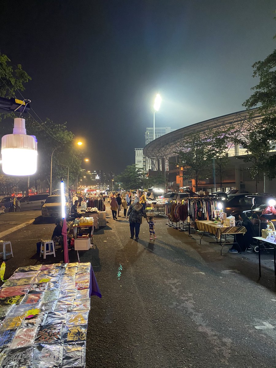 Carboot Sale Kuala Lumpur sedang bersiaran secara langsung dari ruang parkir Stadium Cheras. Marileeerr. Gaasssss!
