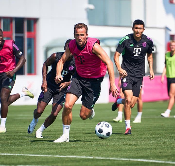 غبت عن التويتر مهاجمي كان موتينغ ورجعت مهاجمي صار هاري كين وش ذا التغيير الفخم 😰😰❤️❤️