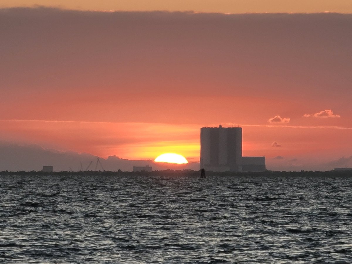 SpaceCoastSkies's tweet photo. Sept 2nd rising like a superstar โจ๏ธ ๐ ๐ #sunrise #flwx #VAB #SpaceCoastSkies #StormHour #theearlybirdgetsthesunrise #SaturdayVibes #datglow #lovefl https://t.co/DlRv2VOpfZ