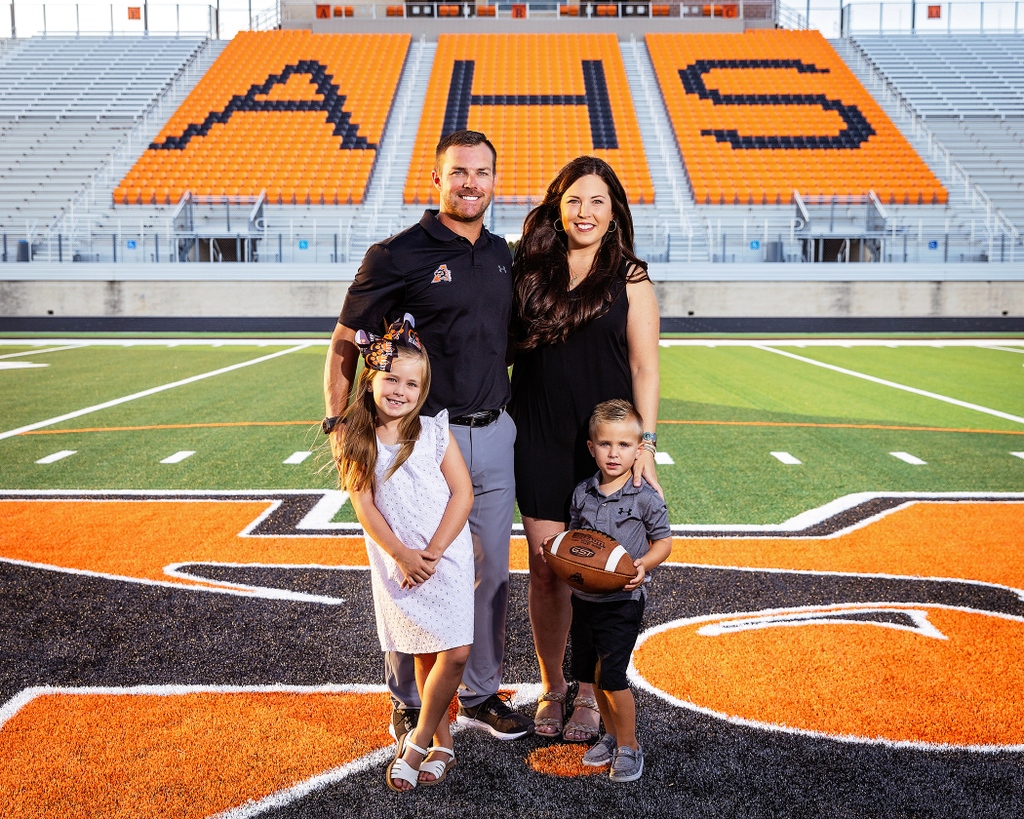 kristinmmoments's tweet image. Happy Saturday from the Graf family!
Can't help but smile when seeing the love radiating from them. 💕

#Aledo #AledoPhotographer #AledoProgram #Family #FWCamera #Sportraits #SportsPhotos #Football #CanonUSA #Profoto #familyportraits #familyphotographer #Photography
