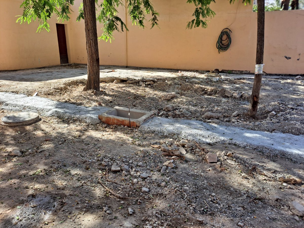 joaquin_palazon's tweet photo. 🚧🚧 ¡Compartir por favor! 🙏
Señores y señoras de @ajuntamentelx ¿Pensáis que esto es normal a días de empezar el colegio?
2 meses de "trabajo" para que a día 1 de Septiembre se encuentre así el patio infantil de CEIP Candalix. https://t.co/1G1Jtbjg0B